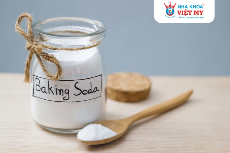 dùng baking soda khô làm trắng răng